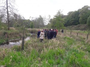 Groupe de personnes près d'une rivière