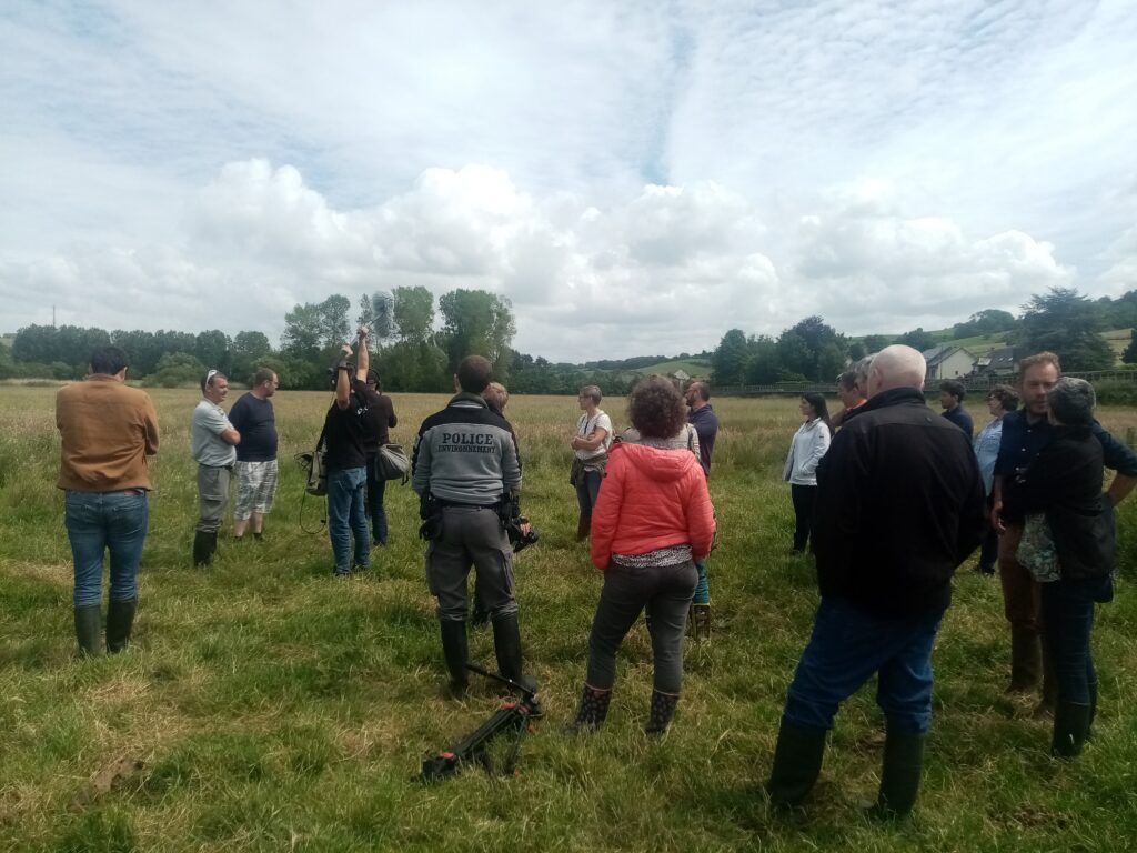 Groupe écoutant un intervenant dans un espace naturel