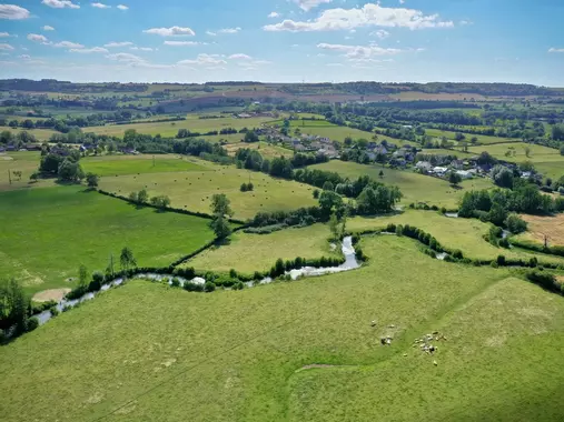 Rivière sillonnant dans un paysage de haies bocagères