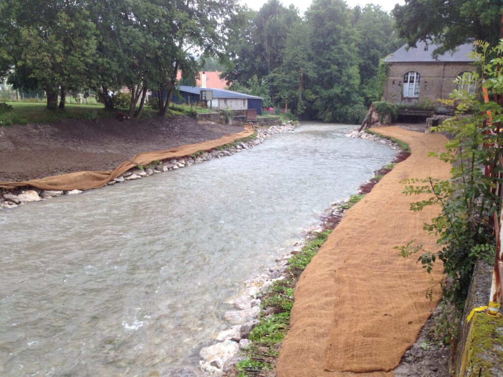 Vue d'une rivière après travaux visant à lui donner un caractère plus naturel