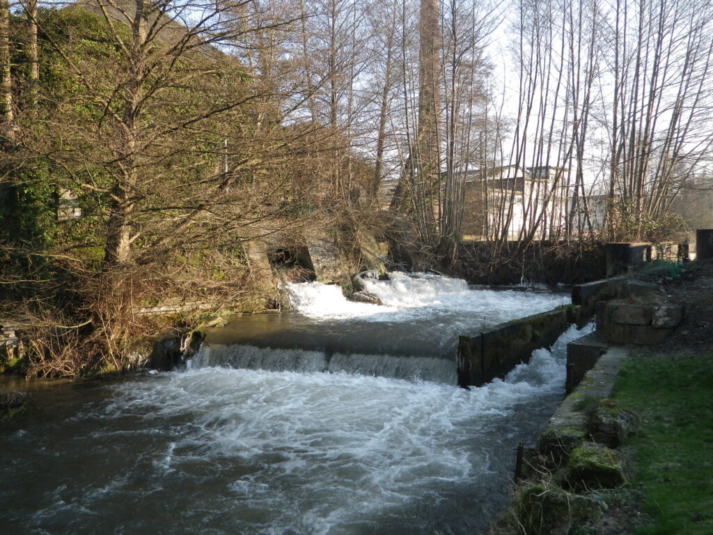 Chutes d'eau d'une rivière sur d'anciens ouvrages résiduels d'un site abandonné