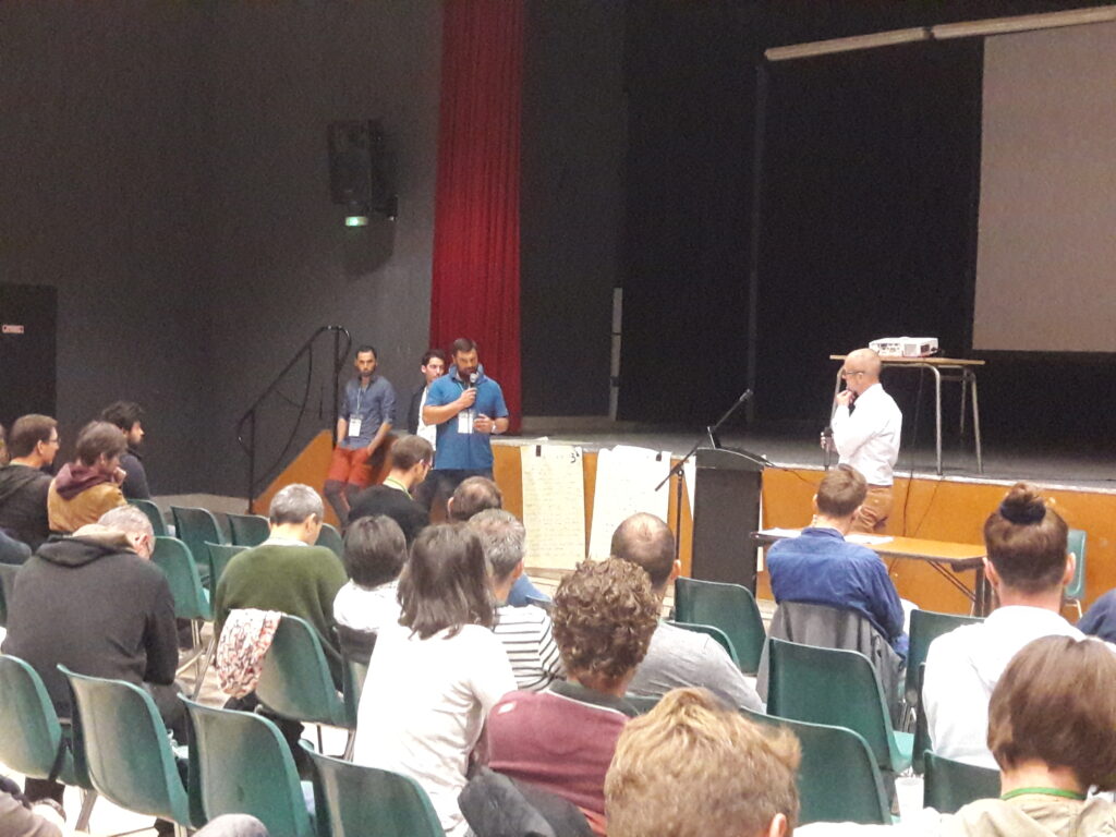 Public interagissant avec un intervenant en salle