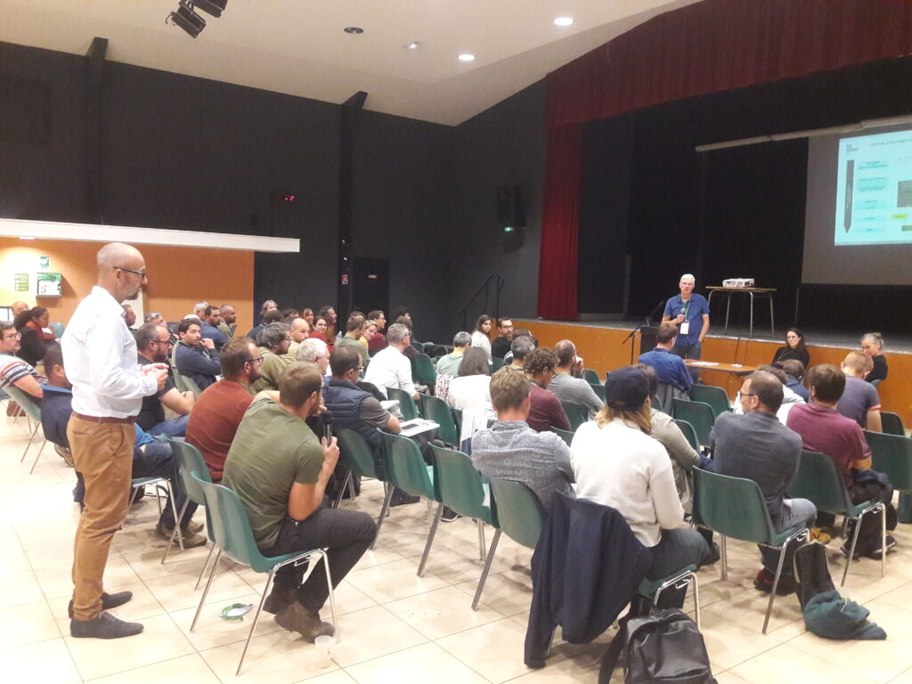 Public interagissant avec un intervenant en salle