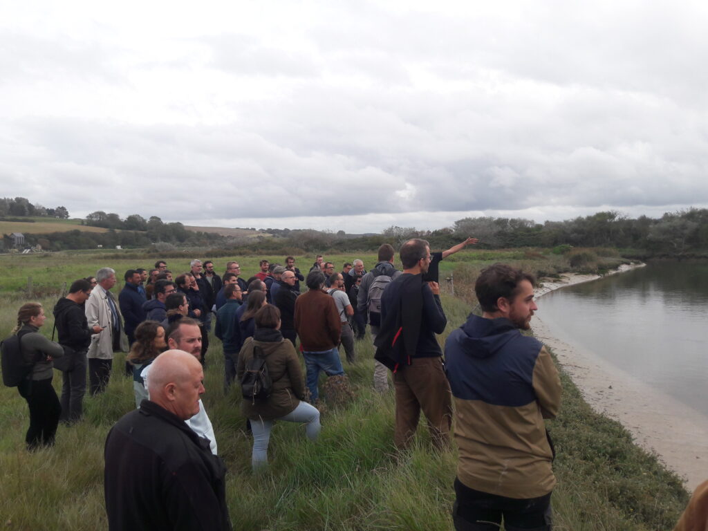 Groupe de personnes à proximité d'une rivière