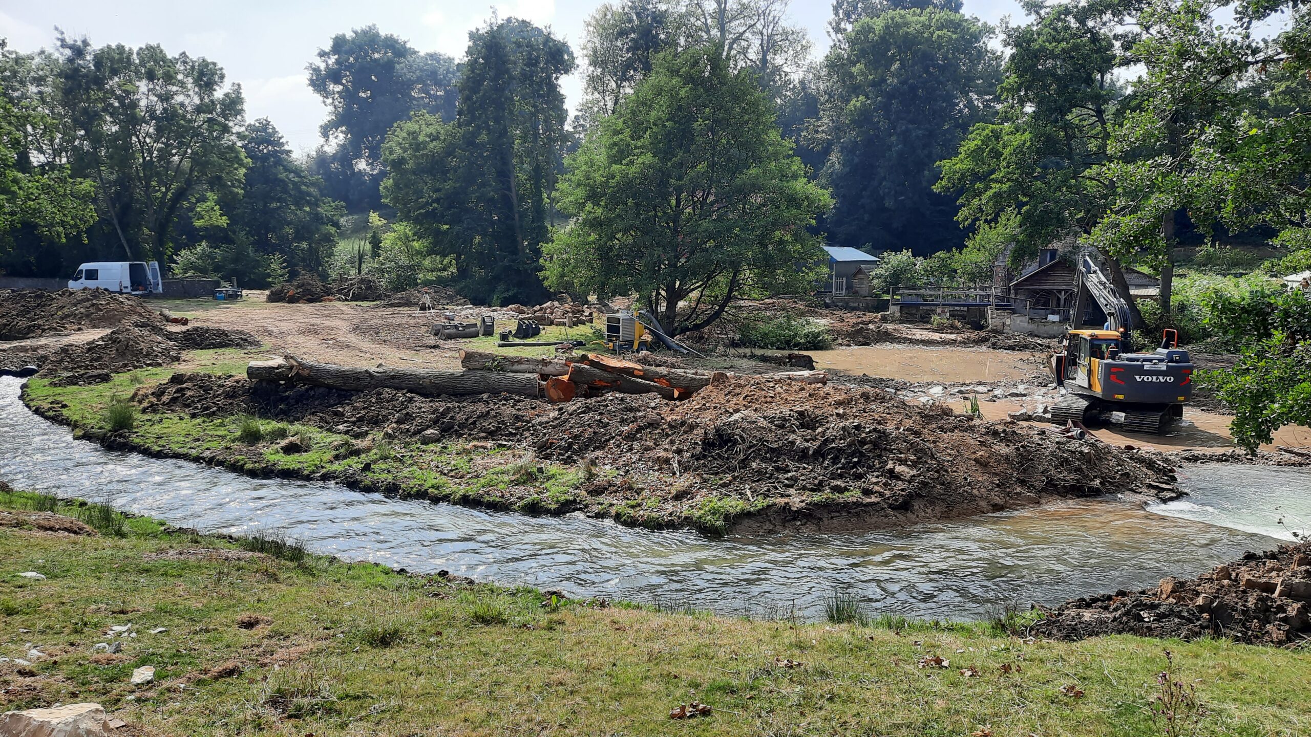 Travaux de modification du tracé d'une rivière située à proximité d'un moulin