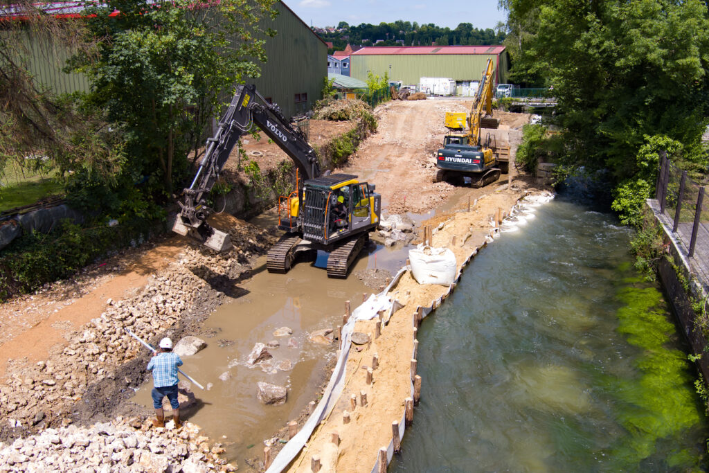 Travaux de modification des berges du rivière réalisés à sec