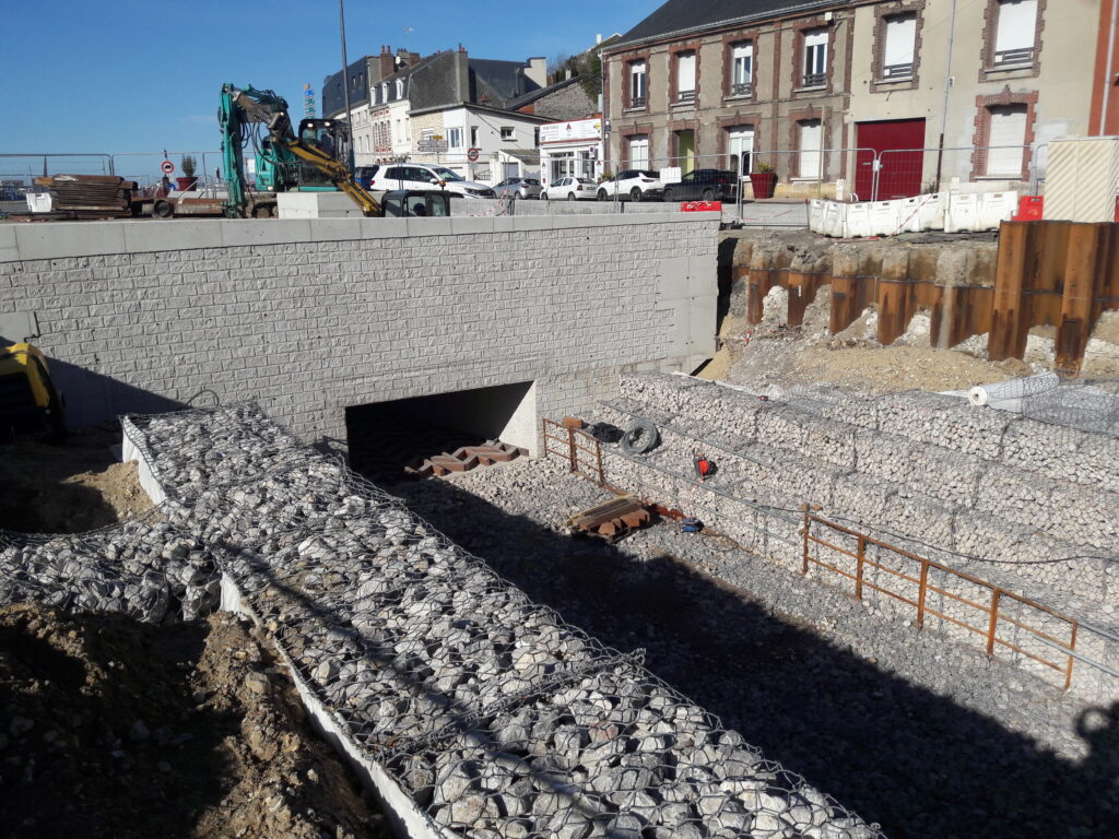Rivière à sec pendant travaux de confortement de berges à l'aide de 3 rangées successives de murs en gabillons