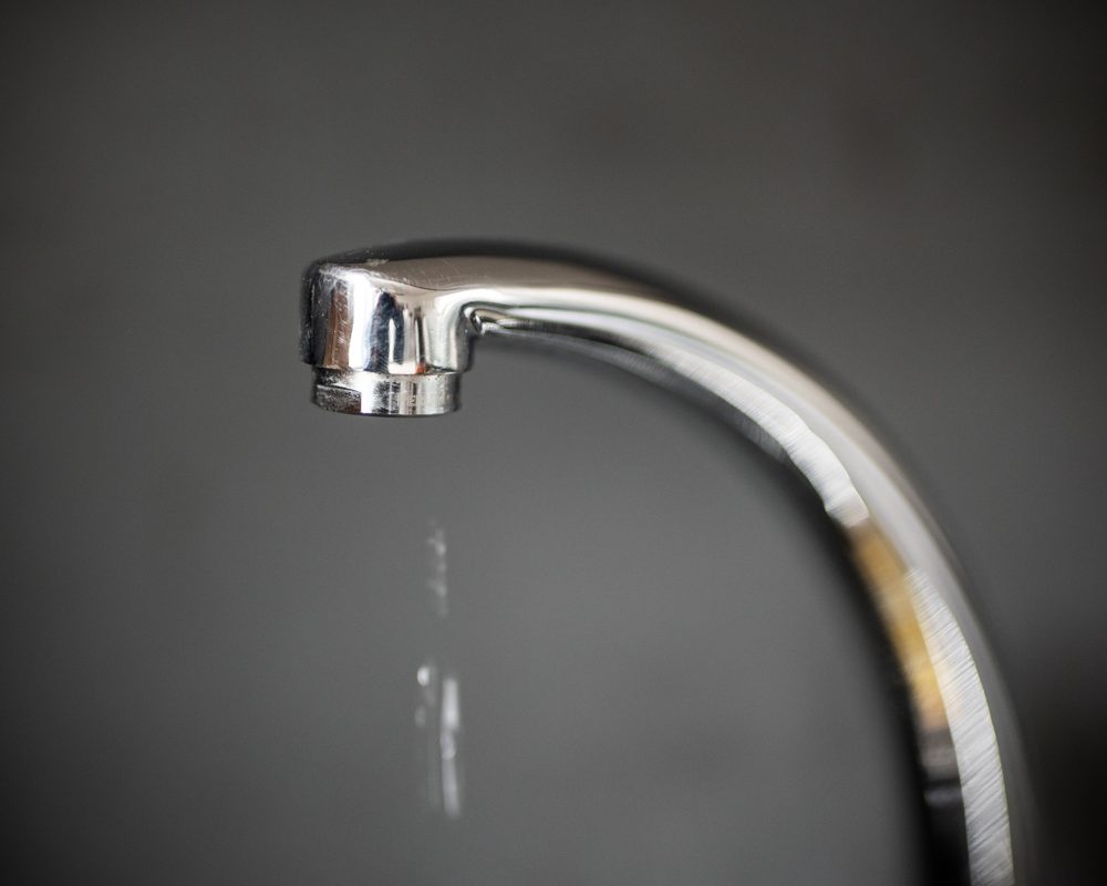 Arrosage dans jardins familiaux - fuite lavabo-2