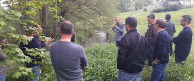 Groupe de personnes près d'une rivière