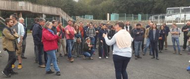 Public écoutant une intervenante dans le cadre d'une visite de station d'épuration