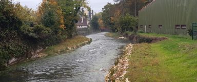 Vue d'une rivière après travaux visant à lui donner un caractère plus naturel