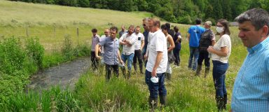Groupe de personne près d'une rivière