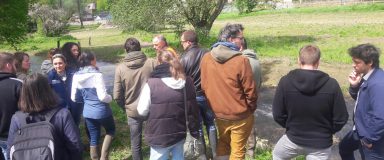 Groupe de personnes au bord d'une rivière