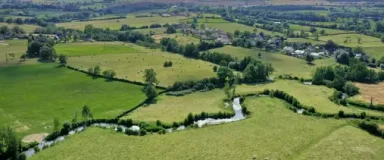 Rivière sillonnant dans un paysage de haies bocagères